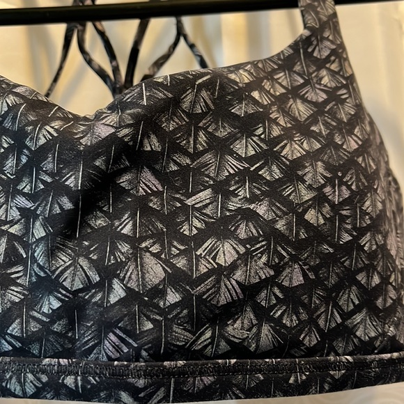 Lululemon sports bra size 8 - Picture 2 of 6